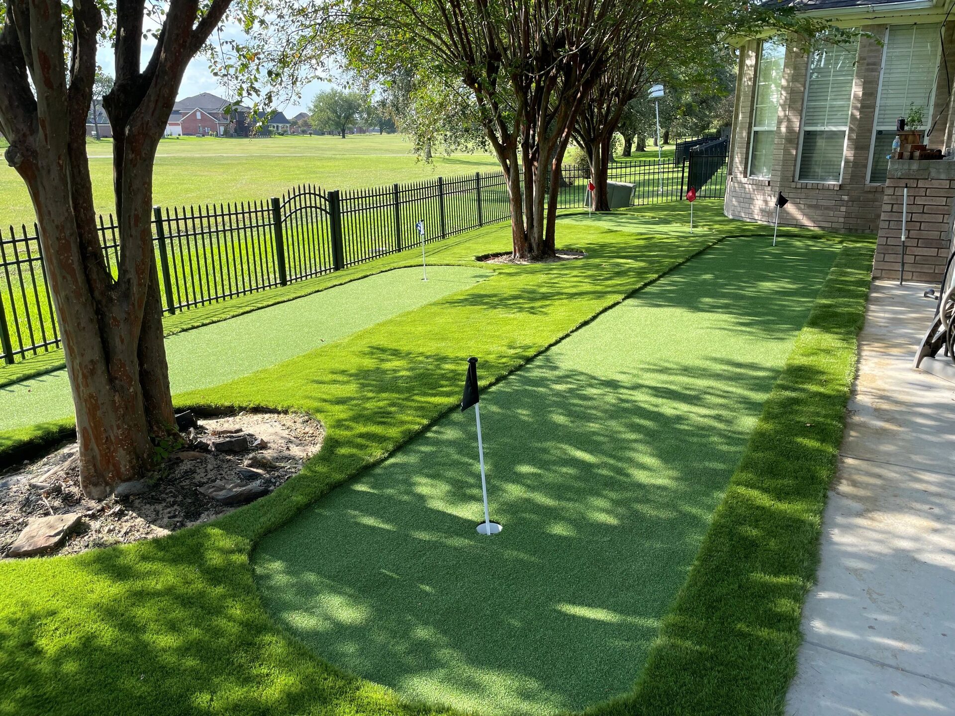 Mo's House, putting green weaving between crape myrtles